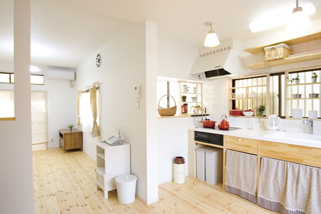 キッチン事例：憧れの白いタイルのキッチン（大阪府Mさん邸：「好きな雰囲気の家に住みたい」）