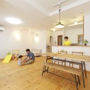 大阪府Tさん邸：子どもを見守る家事ラク設計の優しい空間にの写真 開放的なLDK