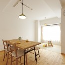 大阪府Tさん邸：子どもを見守る家事ラク設計の優しい空間にの写真 リビングの一角に畳スペース