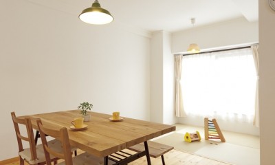 大阪府Tさん邸：子どもを見守る家事ラク設計の優しい空間に (リビングの一角に畳スペース)
