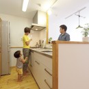 大阪府Tさん邸：子どもを見守る家事ラク設計の優しい空間にの写真 キッチン
