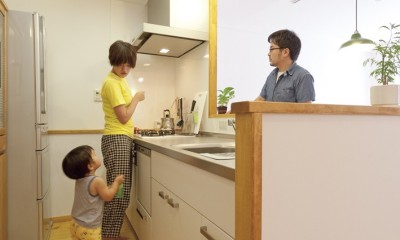 大阪府Tさん邸：子どもを見守る家事ラク設計の優しい空間に (キッチン)