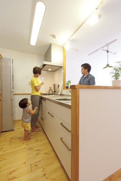 キッチン (大阪府Tさん邸：子どもを見守る家事ラク設計の優しい空間に)