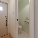 大阪府Sさん邸：愛犬の居場所を確保したひろびろ空間の写真 トイレ