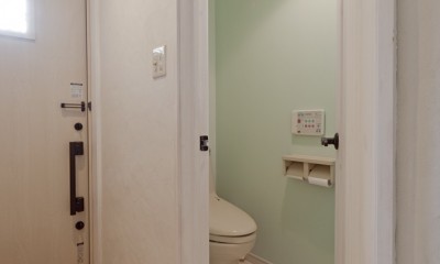 大阪府Sさん邸：愛犬の居場所を確保したひろびろ空間 (トイレ)