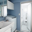 シンプル、爽やか、愛らしく。部屋ごとにクロスで遊べるのはリノベーションならでは。の写真 ブルー系で清潔感のある洗面室