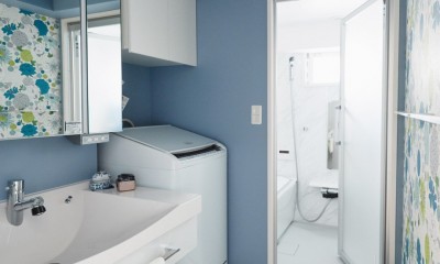 ブルー系で清潔感のある洗面室｜シンプル、爽やか、愛らしく。部屋ごとにクロスで遊べるのはリノベーションならでは。