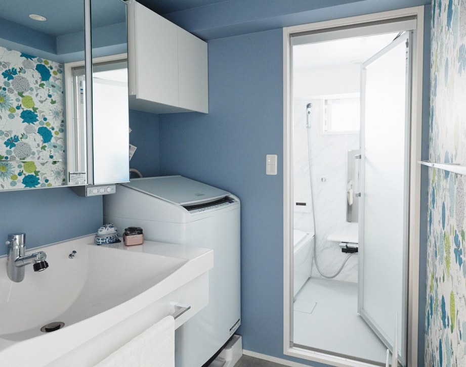 ブルー系で清潔感のある洗面室 シンプル 爽やか 愛らしく 部屋ごとにクロスで遊べるのはリノベーションならでは バス トイレ事例 Suvaco スバコ