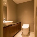 高級マンションのリノベーション〜高台のフレンチシックな家の写真 トイレ