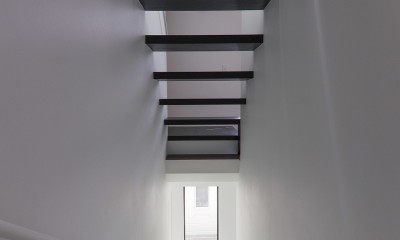 谷根千ペンシルハウス　　東京の谷根千地区で完成した木造3階建ての住宅 (階段)
