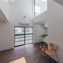 谷根千ペンシルハウス　　東京の谷根千地区で完成した木造3階建ての住宅の写真 リビングダイニングキッチン