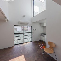 谷根千ペンシルハウス　　東京の谷根千地区で完成した木造3階建ての住宅 (リビングダイニングキッチン)