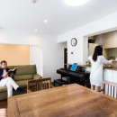 築21年のマンションを、暖かく手入れしやすい住まいへリノベーションの写真 リビング