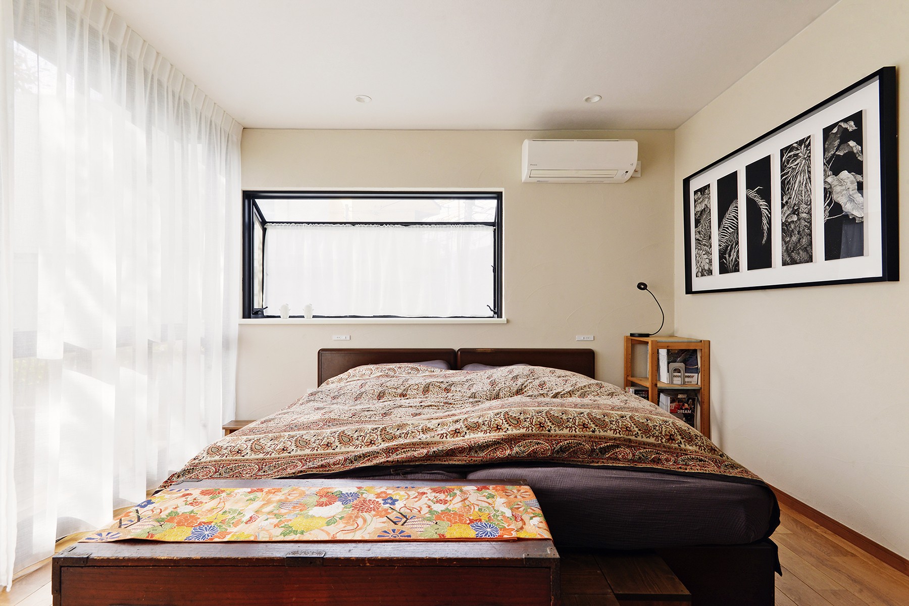 ベッドルーム事例：広々＆落ち着きのある寝室（横浜市H・F様邸 ～思い出に包まれて～）