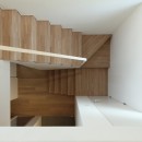 府中の家２～大きなルーフバルコニーのある開放的な家の写真 階段見下ろし