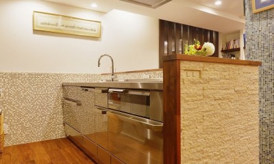 キッチン｜南国のリゾートホテルのような空間を東京の自宅で実現