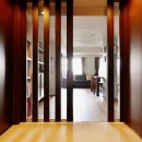南国のリゾートホテルのような空間を東京の自宅で実現の写真 玄関ホール