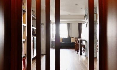 南国のリゾートホテルのような空間を東京の自宅で実現 (玄関ホール)