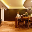 南国のリゾートホテルのような空間を東京の自宅で実現の写真 リビング