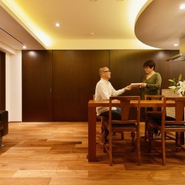 南国のリゾートホテルのような空間を東京の自宅で実現 (リビング)
