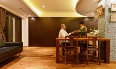 リビング｜南国のリゾートホテルのような空間を東京の自宅で実現