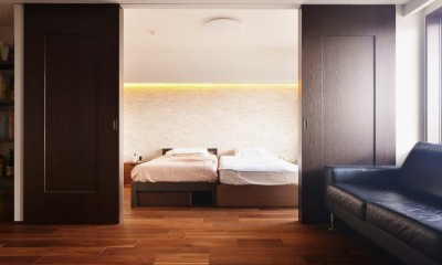 南国のリゾートホテルのような空間を東京の自宅で実現 (寝室)