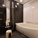 南国のリゾートホテルのような空間を東京の自宅で実現の写真 バスルーム