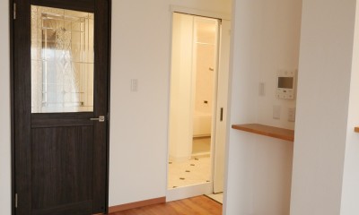 リビングへのドアと洗面所へ通じるドアと｜キッチン動線がスマートな家