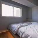 グレー×ネイビーを大胆に取り入れたニューヨークスタイルの家の写真 ベッドルーム