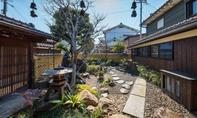 姫路・天満の家　主屋 (アプローチから中庭を見る)
