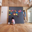 遠州おおやねの家〜とおり土間の家〜の写真 黒板+マグネット塗装の大引き戸は子供に大人気
