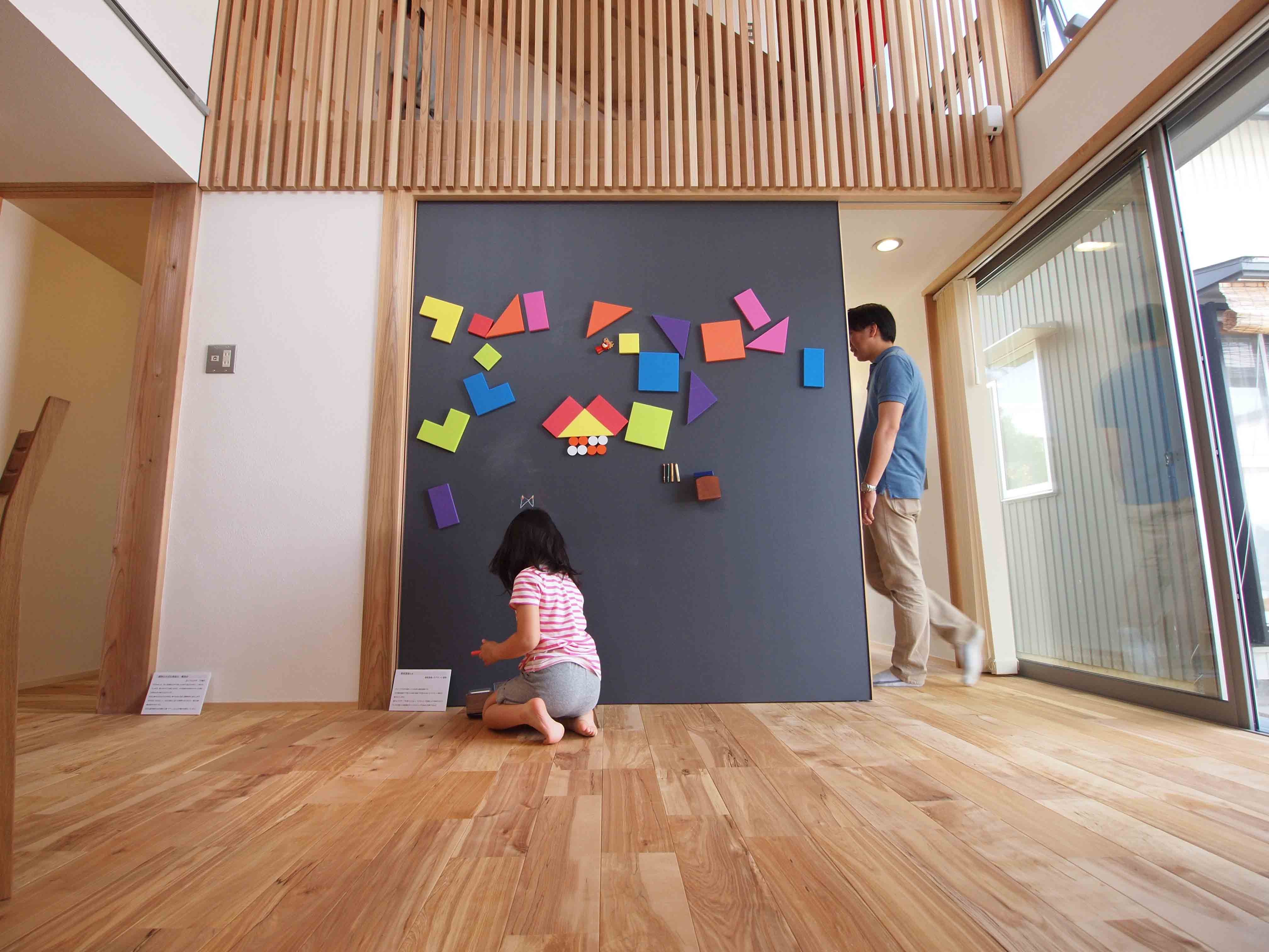 リビングダイニング事例：黒板+マグネット塗装の大引き戸は子供に大人気（遠州おおやねの家〜とおり土間の家〜）