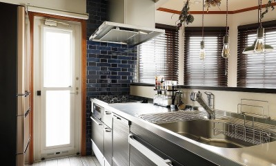 モノトーンでまとめたキッチンにブルーのアクセントタイル｜ふたりと2匹の心地よい家