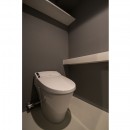 グレーホワイトな空間に、ネイビーの対面キッチンが空間の主役の写真 トイレ