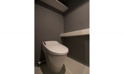 トイレ｜グレーホワイトな空間に、ネイビーの対面キッチンが空間の主役