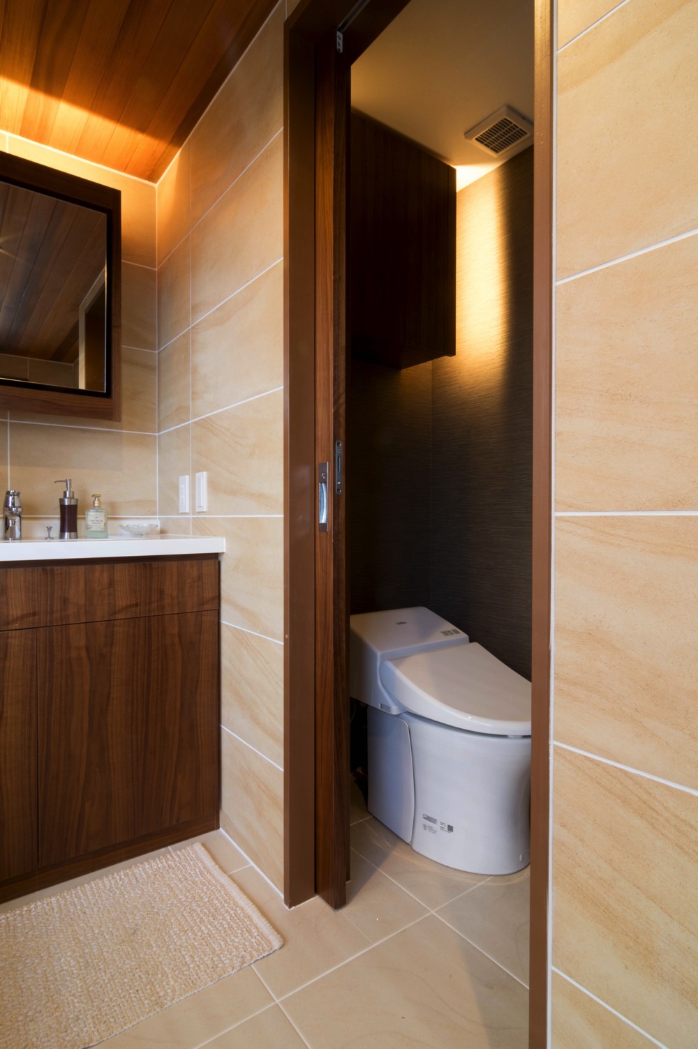 洗面 トイレ 4階建てビルを快適な住宅にコンバージョン 公園横の家 バス トイレ事例 Suvaco スバコ