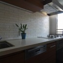 漆喰と輸入クロスを使ったマンションリノベーションの写真 キッチン