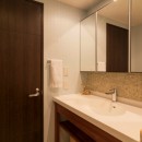 漆喰と輸入クロスを使ったマンションリノベーションの写真 洗面室