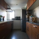 漆喰と輸入クロスを使ったマンションリノベーションの写真 キッチン