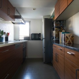 漆喰と輸入クロスを使ったマンションリノベーション (キッチン)