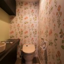 漆喰と輸入クロスを使ったマンションリノベーションの写真 トイレ