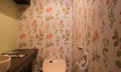 漆喰と輸入クロスを使ったマンションリノベーション (トイレ)