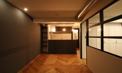 ヘリンボーンの床に、キッチンは塗装仕上げの木製モールディング (LDK)