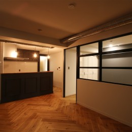 ヘリンボーンの床に、キッチンは塗装仕上げの木製モールディング (LDK)