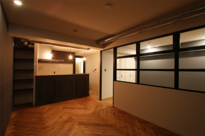 LDK (ヘリンボーンの床に、キッチンは塗装仕上げの木製モールディング)