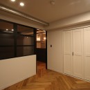 ヘリンボーンの床に、キッチンは塗装仕上げの木製モールディングの写真 居室