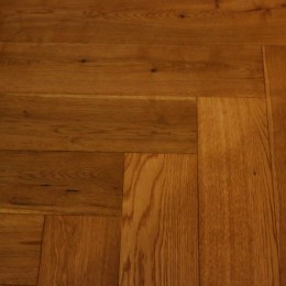 ヘリンボーンの床に、キッチンは塗装仕上げの木製モールディング (床)