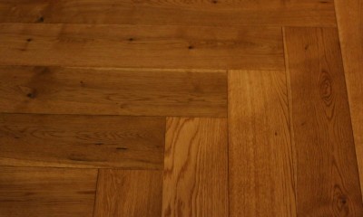 床｜ヘリンボーンの床に、キッチンは塗装仕上げの木製モールディング