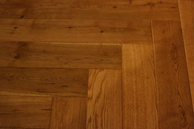 床 (ヘリンボーンの床に、キッチンは塗装仕上げの木製モールディング)