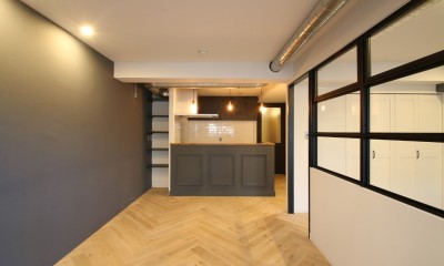 LDK｜ヘリンボーンの床に、キッチンは塗装仕上げの木製モールディング